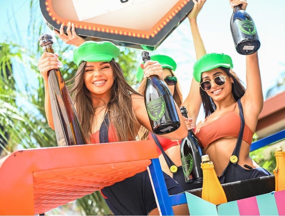 Las Vegas Ayu Dayclub Bottle Girls
